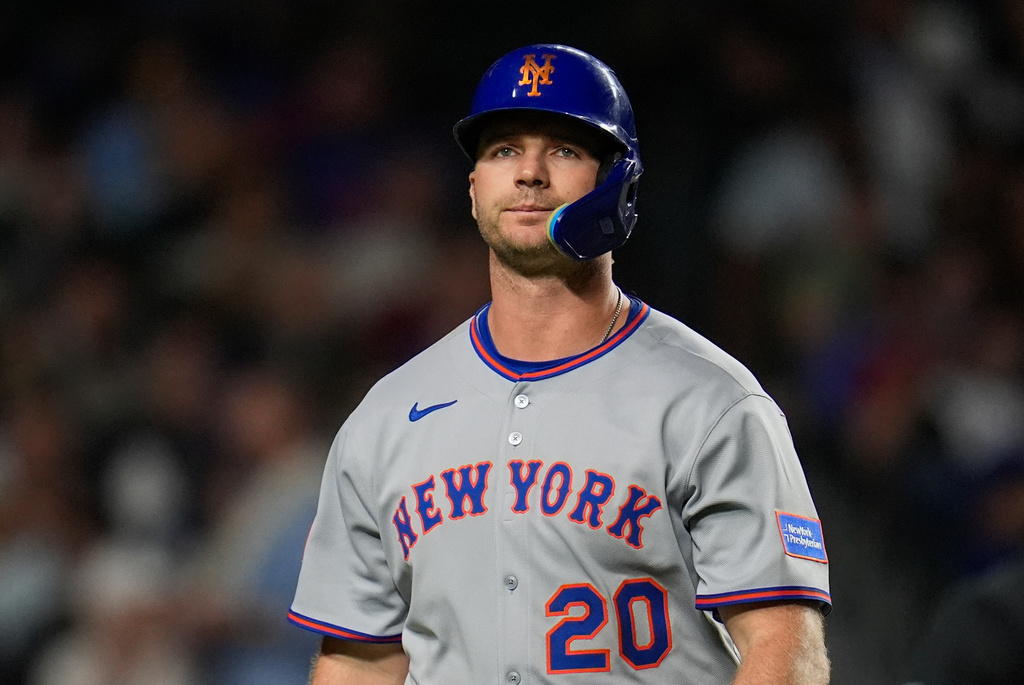 FILE - New York Mets' Pete Alonso returns to the dugout after striking out during the fourth inning of a baseball game against the Chicago Cubs, Sept. 23, 2025, in Chicago. (AP Photo/Erin Hooley, File)