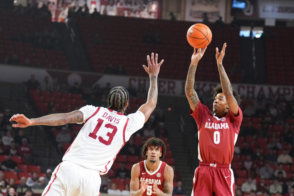 Alabama guard Labaron Philon Jr. (0) shoots over Oklahoma forward Tae Davis (13) during the first half of an NCAA college basketball game, Saturday, Jan. 17, 2026, in Norman, Okla. (AP Photo/Kyle Phillips)