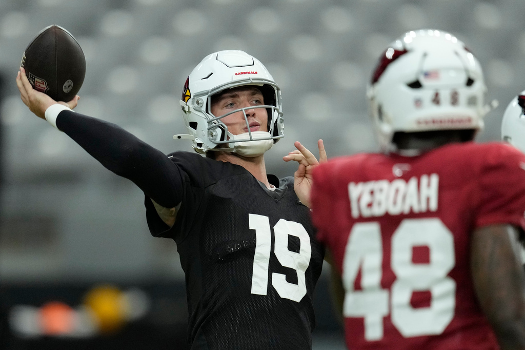 Arizona Cardinals quarterback Carson Beck throws during practice at the NFL football team's training camp, Sunday, Aug. 2, 2026, in Glendale, Ariz. (AP Photo/Ross D. Franklin)