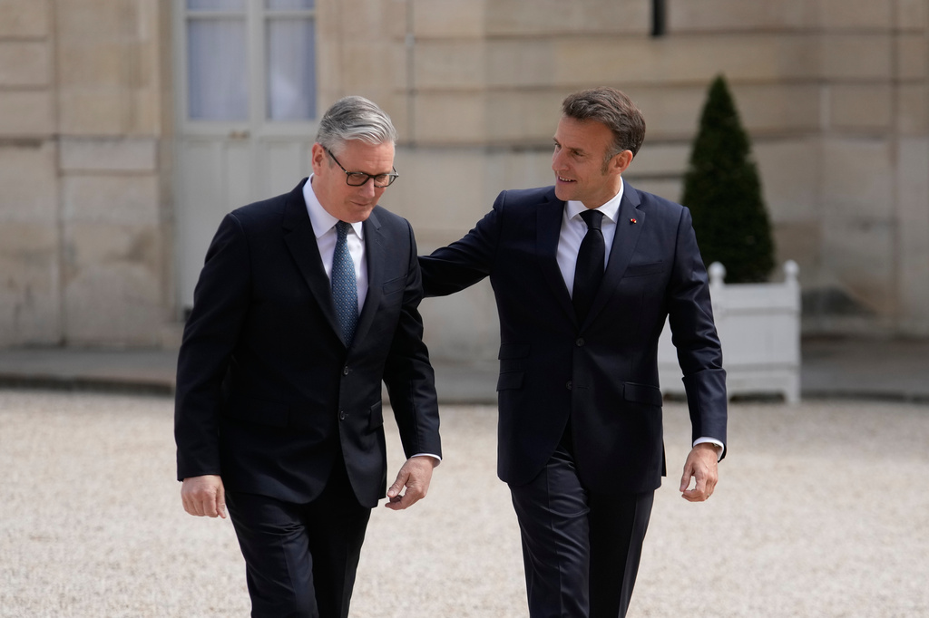 France's President Emmanuel Macron, right, welcomes British Prime Minister Keir Starmer prior to an international summit to push forward efforts to reopen the Strait of Hormuz, at the Elysee Palace, in Paris, France, Friday, April 17, 2026. (AP Photo/Michel Euler)