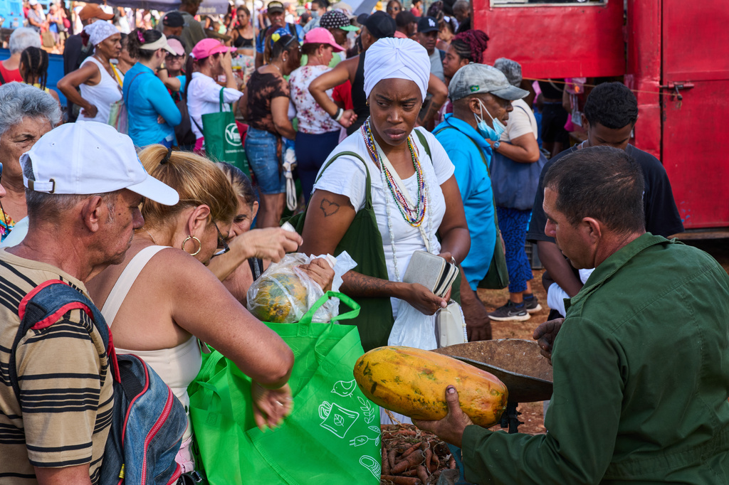People line up to buy papaya at a weekly food fair in Alamar, Havana province, Cuba, Saturday, May 2, 2026. (AP Photo/Ramon Espinosa)