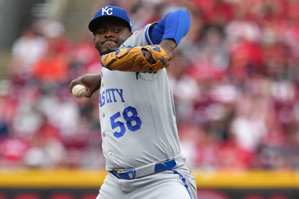 Kansas City Royals pitcher Luinder Avila delivers during the first inning of a baseball game against the Cincinnati Reds, Monday, June 1, 2026, in Cincinnati. (AP Photo/Kareem Elgazzar)