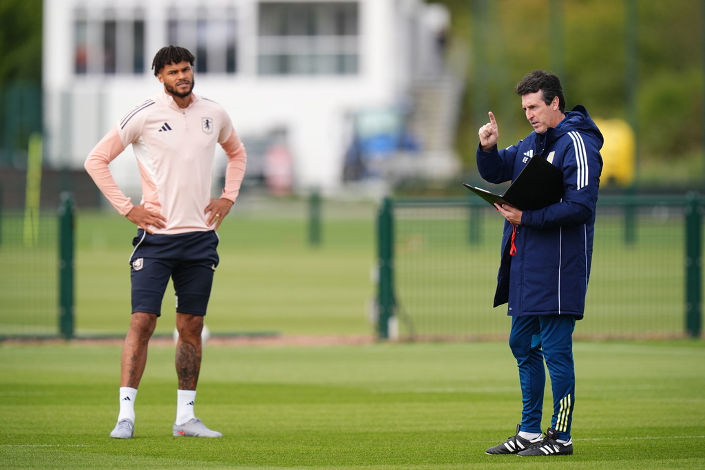 Aston Villa manager Unai Emery, right, and Tyrone Mings during a training session at Bodymoor Heath Training Ground, Tamworth, England, Wednesday Sept. 24, 2025, one day ahead of their UEFA Europa League soccer match against Bologna FC. (Jacob King/PA via AP)