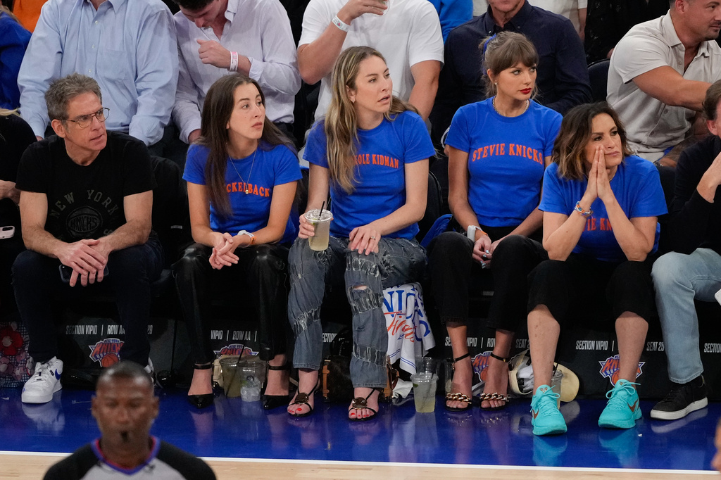 From left: Ben Stiller, Alana Haim, Este Haim, Taylor Swift and Mariska Hargitay watch during the first half of Game 4 of the NBA Finals basketball series between the San Antonio Spurs and the New York Knicks, Wednesday, June 10, 2026, in New York. (AP Photo/Ross D. Franklin)