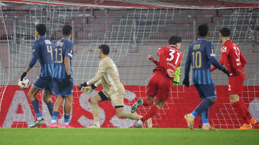Freiburg's Igor Matanovic, centre right, scores the opening goal during the Europa League opening phase soccer match between between SC Freiburg and Maccabi Tel Aviv in Freiburg Im Breisgau, Germany, Thursday, Jan. 22, 2026. (Philipp von Ditfurth/dpa via AP)