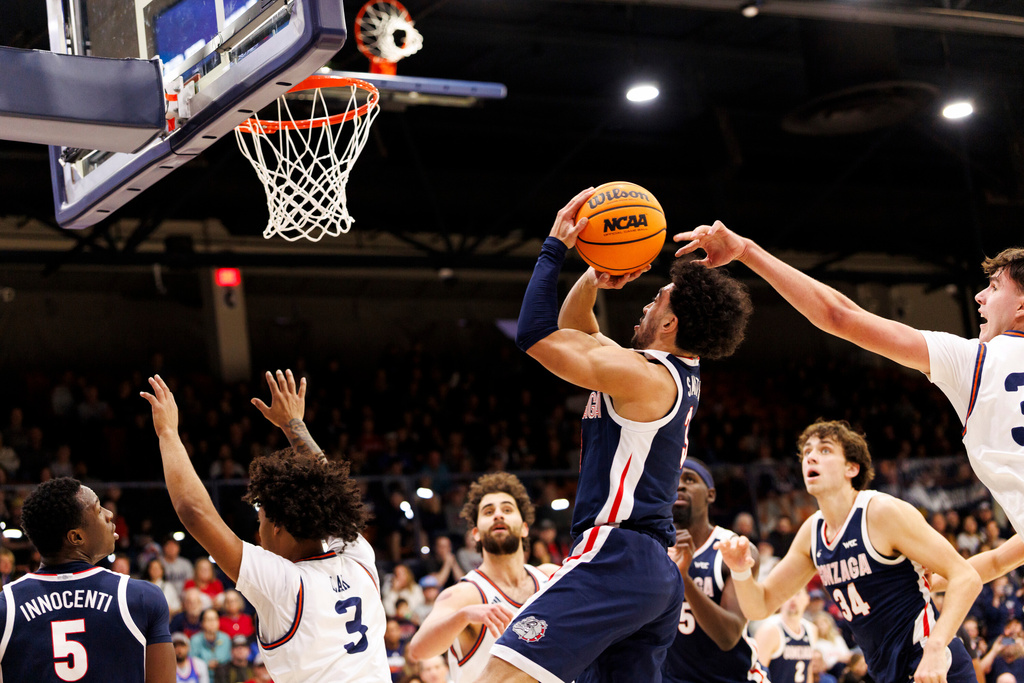 Gonzaga guard Braeden Smith, center, attempts to shoot from inside the paint during the first half of an NCAA college basketball game against Pepperdine, Sunday, Dec. 28, 2025, Malibu, Calif. (AP Photo/Carlin Stiehl)