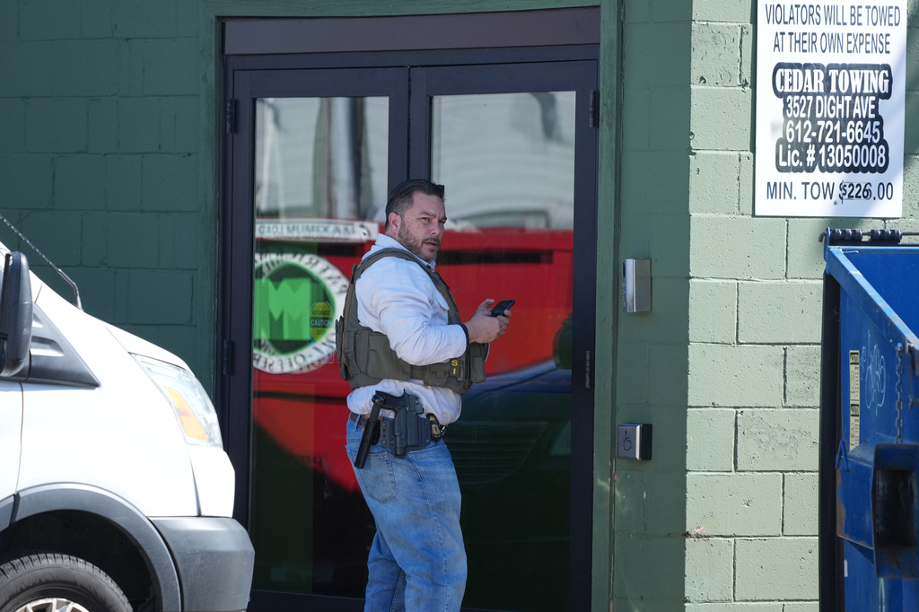 A federal officer stands outside the Mako Child Care Center in Minneapolis, Minn., Tuesday, April 28, 2026. (Anthony Soufflé/Minnesota Star Tribune via AP)