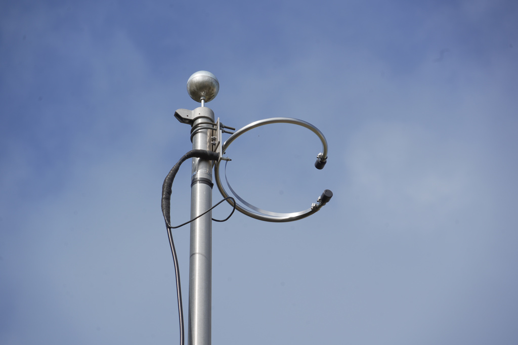 The WKRP radio antenna sits atop a 25-foot flagpole behind D.P. McIntire's home in Raleigh, N.C., on Thursday, April 2, 2026. (AP Photo/Allen G. Breed)