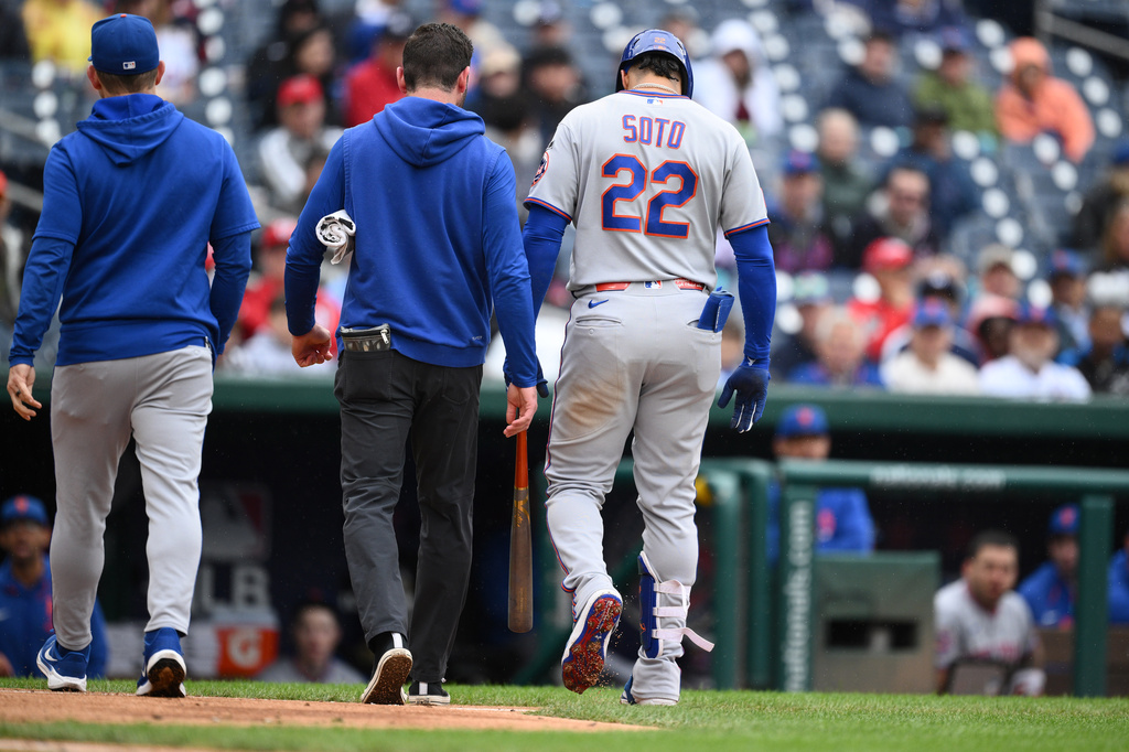 New York Mets' Juan Soto (22) walks back to the dugout after he was hit by a pitch by Washington Nationals pitcher Richard Lovelady during the ninth inning of a baseball game, Saturday, Sept. 26, 2026, in Washington. (AP Photo/Nick Wass)