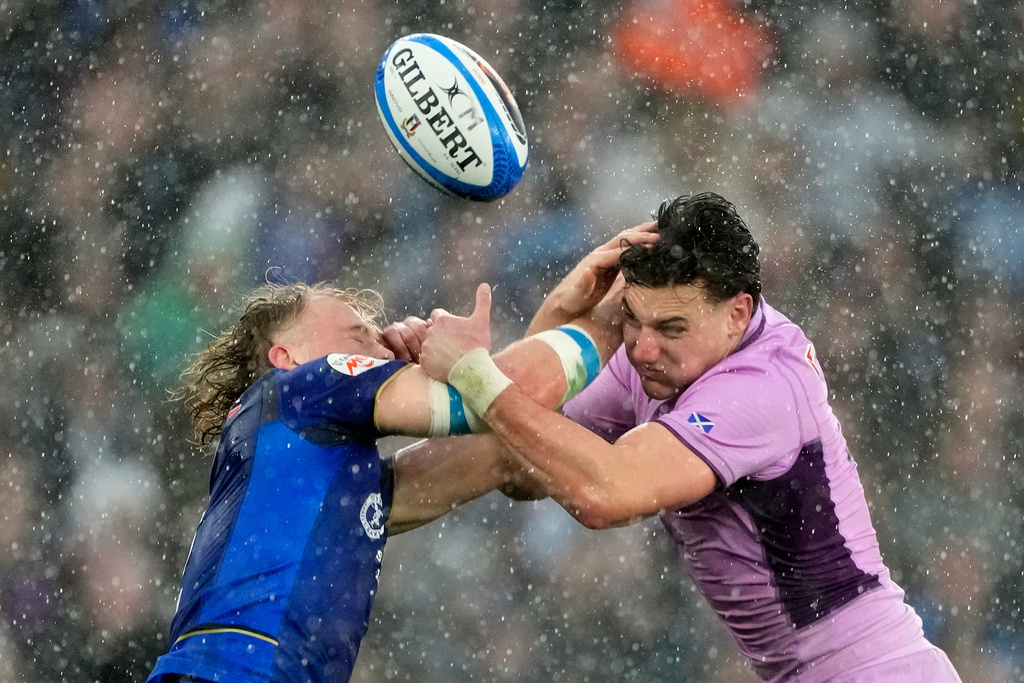 Italy's Louis Lynagh, left, and Scotland's Tom Jordan fight for the ball during the Six Nations rugby match between Italy and Scotland at Rome's Olympic Stadium, Saturday, Feb. 7, 2026. (AP Photo/Gregorio Borgia)