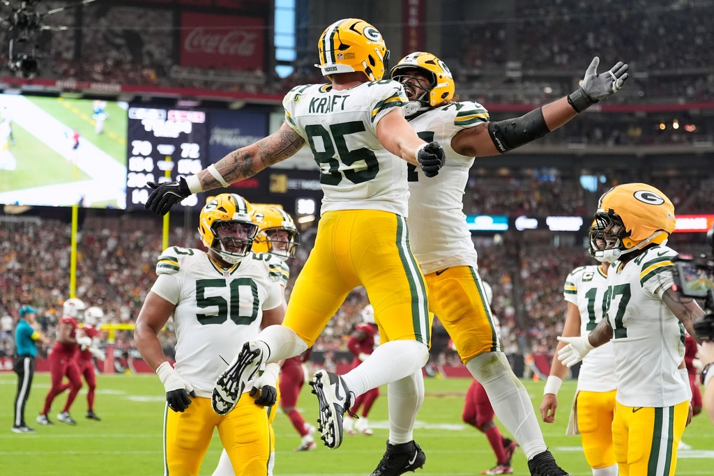 Green Bay Packers' Tucker Kraft celebrates his touchdown catch during the second half of an NFL football game against the Arizona Cardinals Sunday, Oct. 19, 2025, in Glendale, Ariz. (AP Photo/Ross D. Franklin)