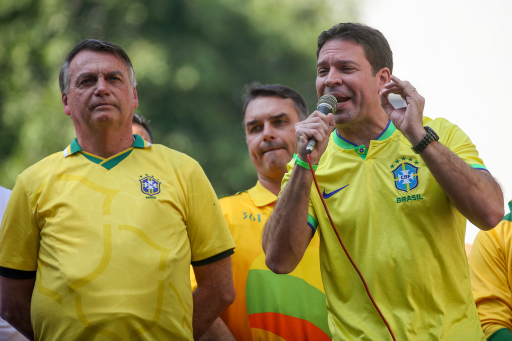 FILE - Mayoral pre-candidate for Rio de Janeiro, Alexandre Ramagem, campaigns as former Brazilian President Jair Bolsonaro stands by in Rio de Janeiro, July 18, 2024. (AP Photo/Bruna Prado, File)