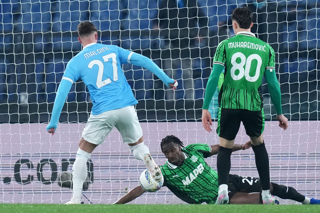 Lazio's Daniel Maldini, left, scores during the Serie A soccer match between Lazio and Sassuolo in Rome, Italy, Monday March 9, 2026. (Alfredo Falcone/LaPresse via AP)