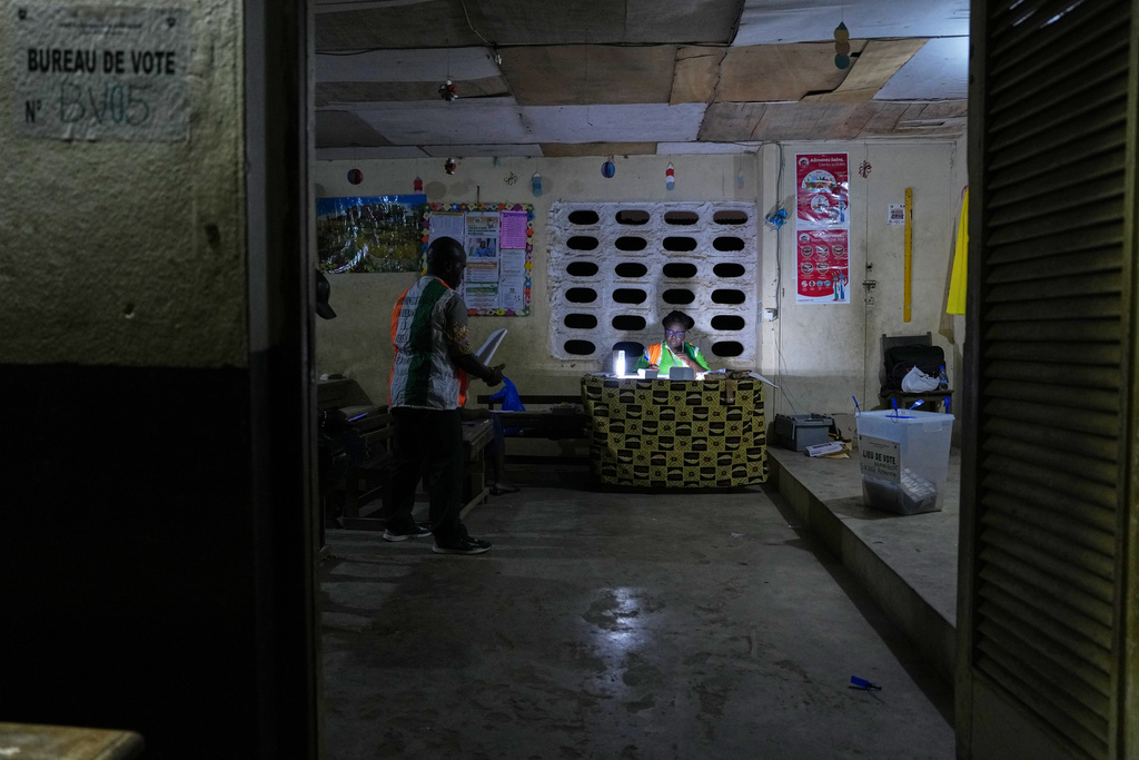 Ballots are counted at a polling station in Yopougon after polls closed in Ivory Coast’s presidential election, in Abidjan, Saturday, Oct. 25, 2025. (AP Photo/Misper Apawu)
