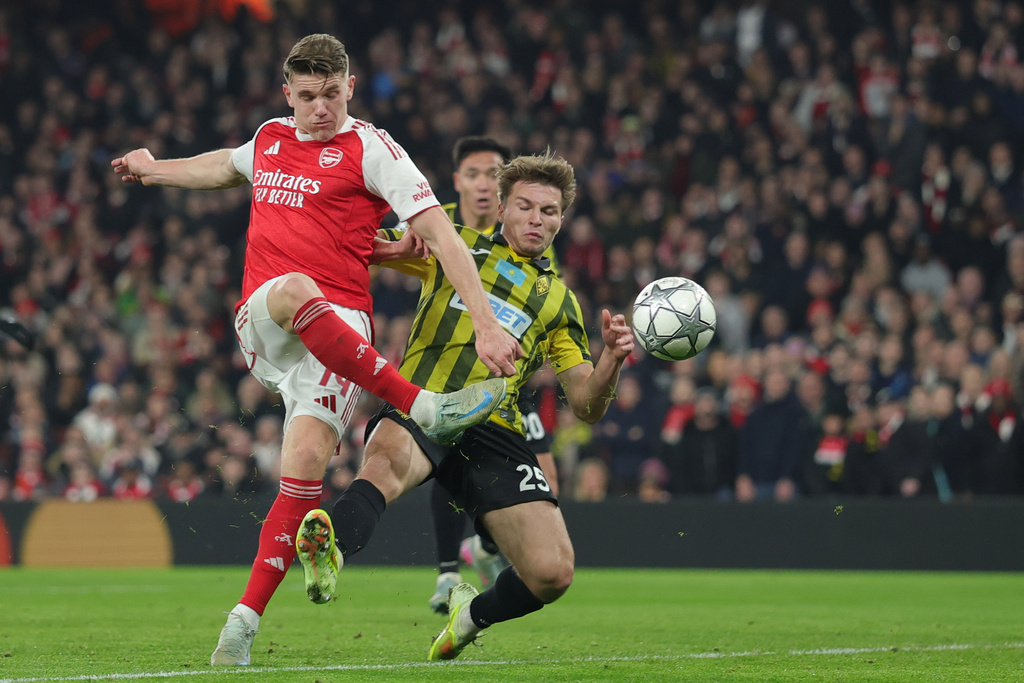 Arsenal's Viktor Gyoekeres scores his side's opening goal during the Champions League opening phase soccer match between Arsenal and Kairat Almaty in London, Wednesday, Jan. 28, 2026. (AP Photo/Ian Walton)