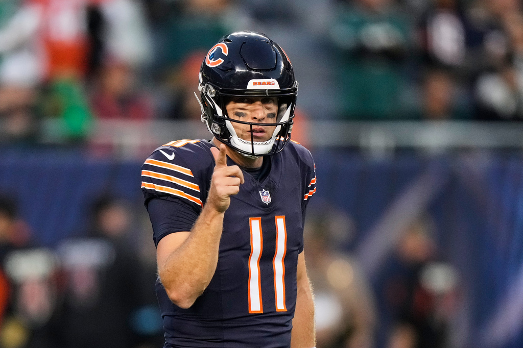 Chicago Bears' Case Keenum warms up before an NFL football game against the Philadelphia Eagles in Chicago, Monday, Sept. 28, 2026. (AP Photo/Nam Y. Huh)