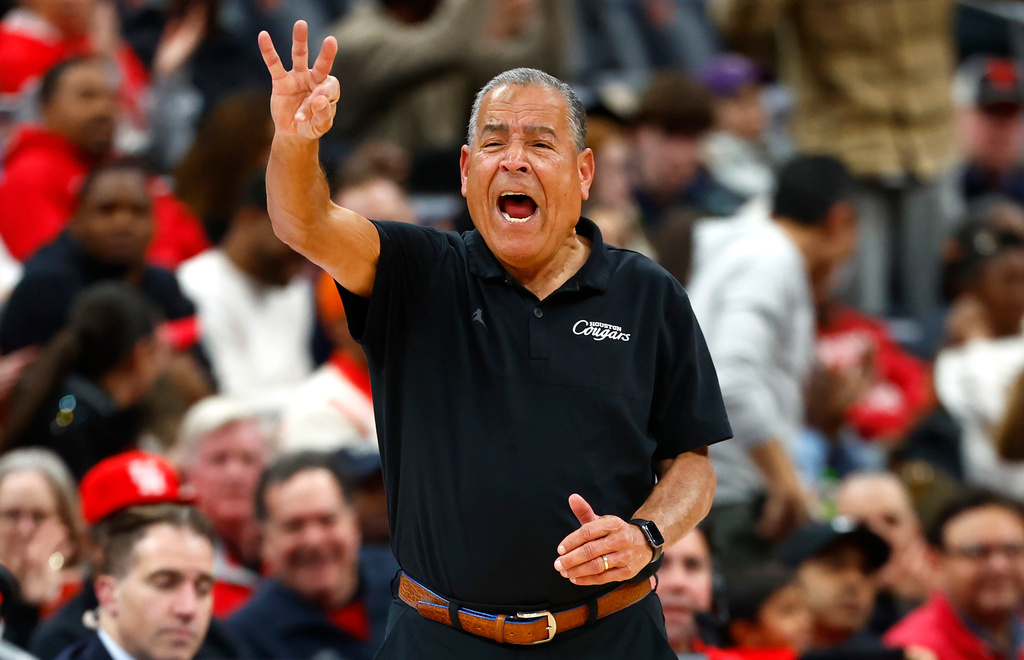 Houston head coach Kelvin Sampson reacts during the second half of an NCAA college basketball game against Arkansas, Saturday, Dec. 20, 2025, in Newark, N.J. (AP Photo/Noah K. Murray)