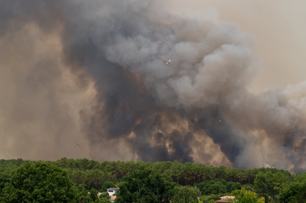 FiILE - A pyrocumulonimbus, a giant cloud created by a large wildfires in the Lège-Cap-Ferret region, western France, Thursday, July 23, 2026. (AP Photo/Caroline Blumber, File)