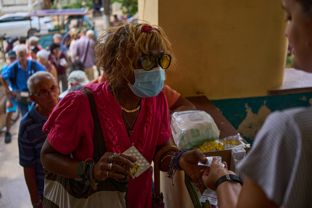 A woman receives medicine distributed through the &ldquo;Medicine Is Not for Sale&rdquo; community project in Havana, Cuba, Thursday, Oct. 8, 2026. (AP Photo/Ramon Espinosa)