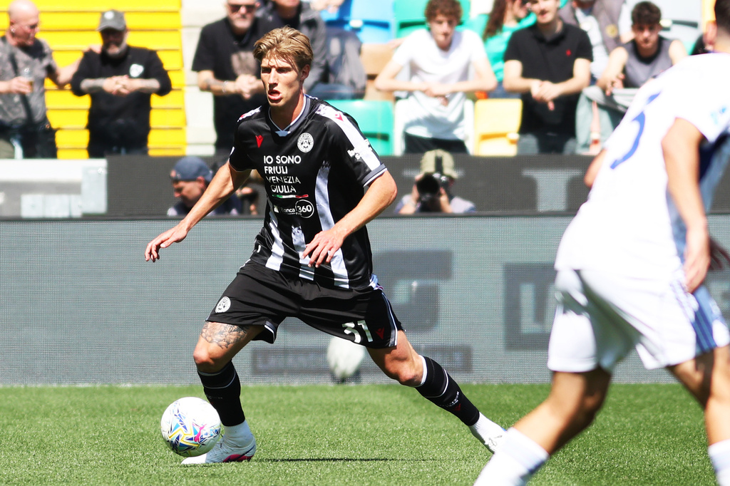 Udinese's Thomas Kristensen goes for the ball during the Serie A soccer match between Udinese and Como, in Udine, Italy, Monday, April 6, 2026. (Andrea Bressanutti/LaPresse via AP)