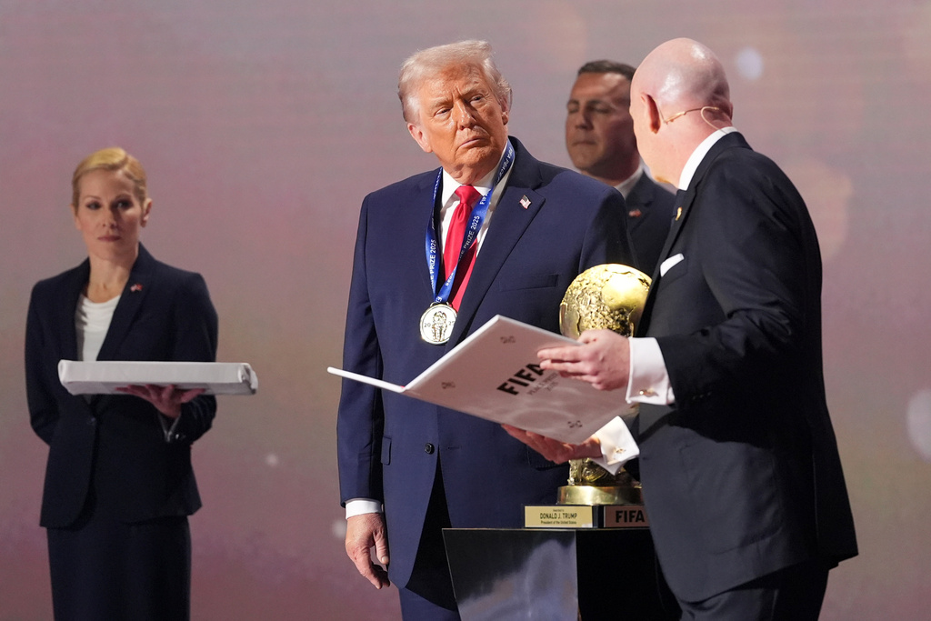 El presidente estadounidense Donald Trump recibe el premio de la paz de la FIFA por parte del presidente de la FIFA, Gianni Infantino, durante el sorteo del Mundial, el viernes 5 de diciembre de 2025, en Washington. (AP Foto/Jacquelyn Martin)