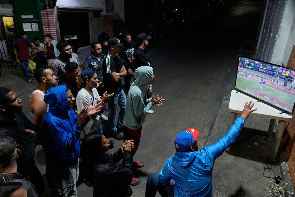 Venezuela fans watch the championship match of the World Classic Baseball between the United States and Venezuela, in Caracas, Venezuela, Tuesday, March 17, 2026. (AP Photo/Ariana Cubillos)