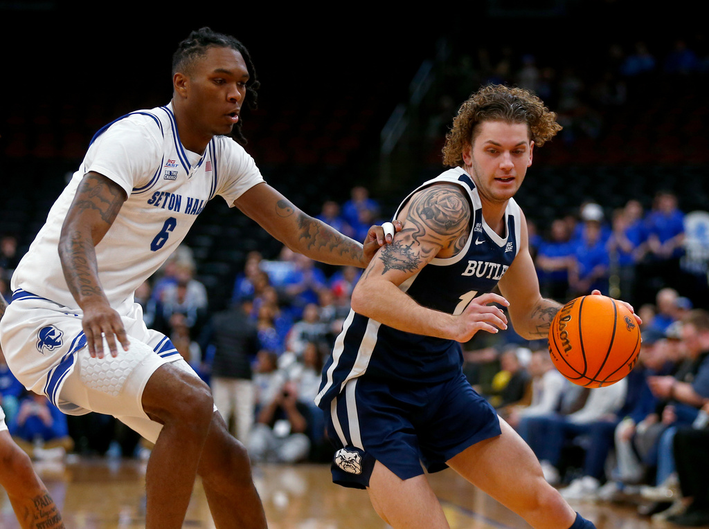 Butler guard Finley Bizjack, right, dribbles around Seton Hall forward Stephon Payne during the first half of an NCAA college basketball game Saturday, Jan. 17, 2026, in Newark. (AP Photo/John Munson)
