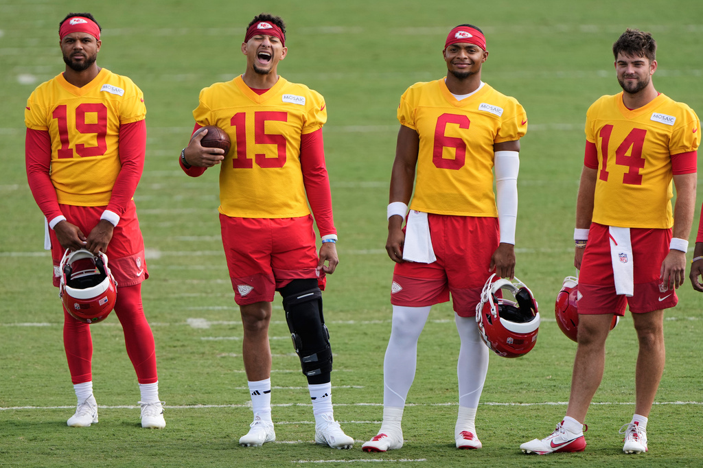 Kansas City Chiefs quarterbacks Chris Oladokun (19), Patrick Mahomes (15), Justin Fields (6) and Garrett Nussmeier (14) watch a drill during NFL football training camp Saturday, Aug. 1, 2026, in St. Joseph, Mo. (AP Photo/Charlie Riedel)