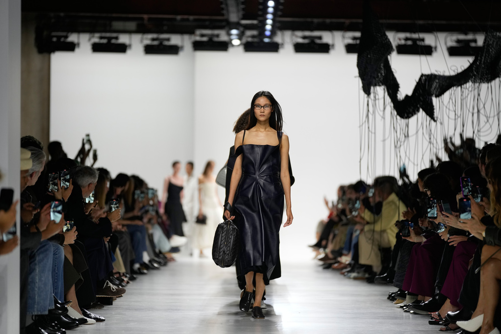 A model wears a creation during the Bottega Veneta women's Spring-Summer 2026 fashion show, in Milan, Italy, Saturday, Sept. 27, 2025. (AP Photo/Luca Bruno)