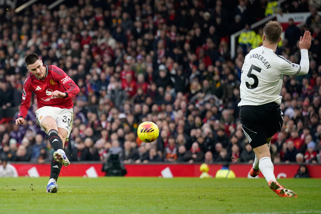 Manchester United's Benjamin Sesko, left, scores his side's third goal during the English Premier League soccer match between Manchester United and Fulham in Manchester, England, Sunday, Feb. 1, 2026. (AP Photo/Dave Thompson)
