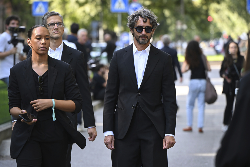 Editor in chief of Vanity Fair Italia, Simone Marchetti, right, arrives at the Armani/Teatro in Milan, northern Italy, to pay his respects to designer Giorgio Armani, who died Thursday at age 91, Saturday, Sept. 6, 2025. (AP Photo/Nicola Marfisi)