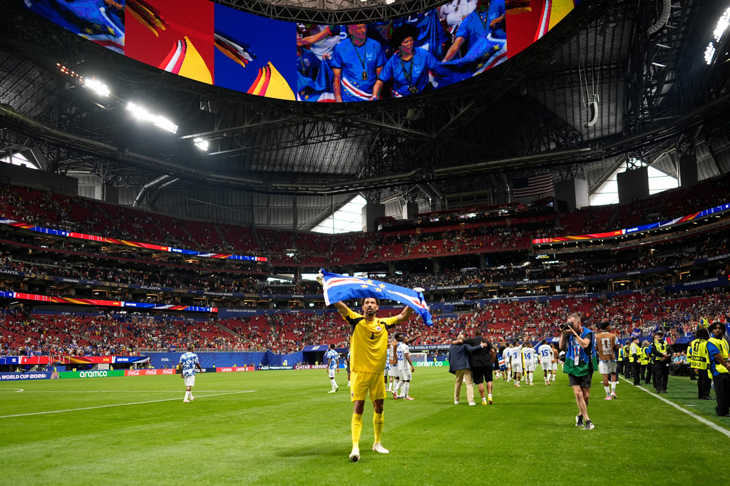 Cape Verde goalkeeper Vozinha celebrates as holds the flag of his country during the World Cup Group H soccer match between Spain and Cape Verde in Atlanta, Monday, June 15, 2026. (AP Photo/Mike Stewart)