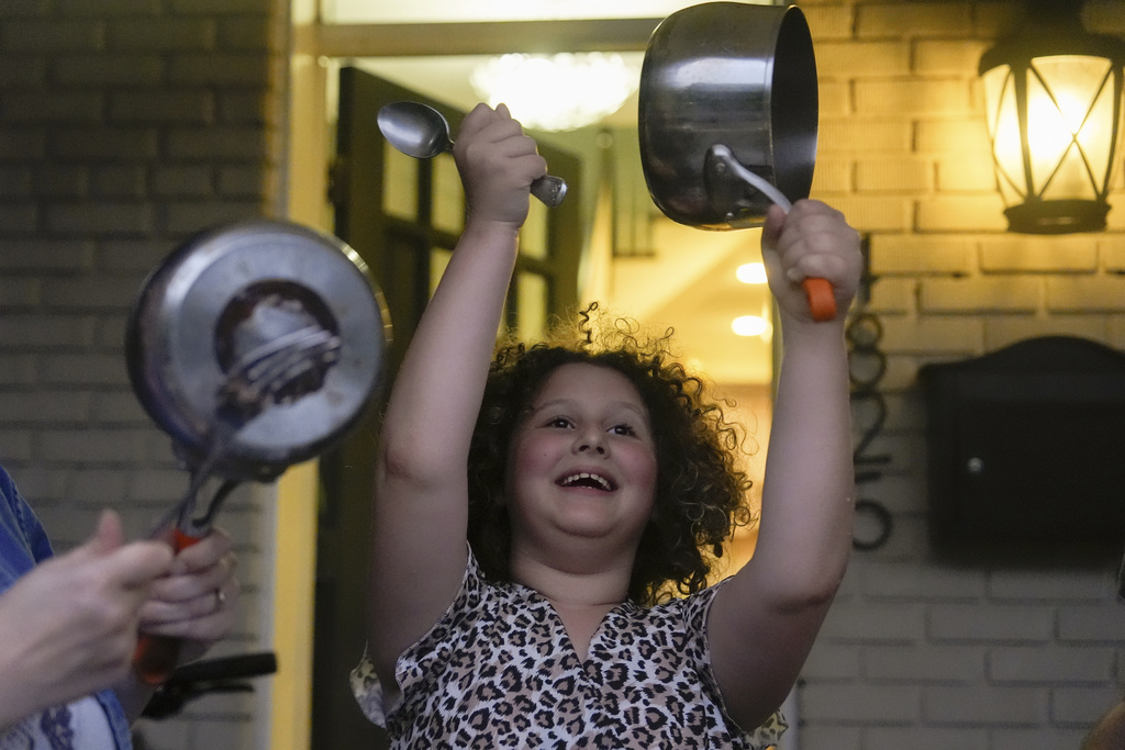 Joan Ratner bangs a pot on her porch in protest of President Donald Trump's use of federal law enforcement and National Guard troops in Washington, Wednesday, Aug. 20, 2025, in Washington. (AP Photo/Julia Demaree Nikhinson)
