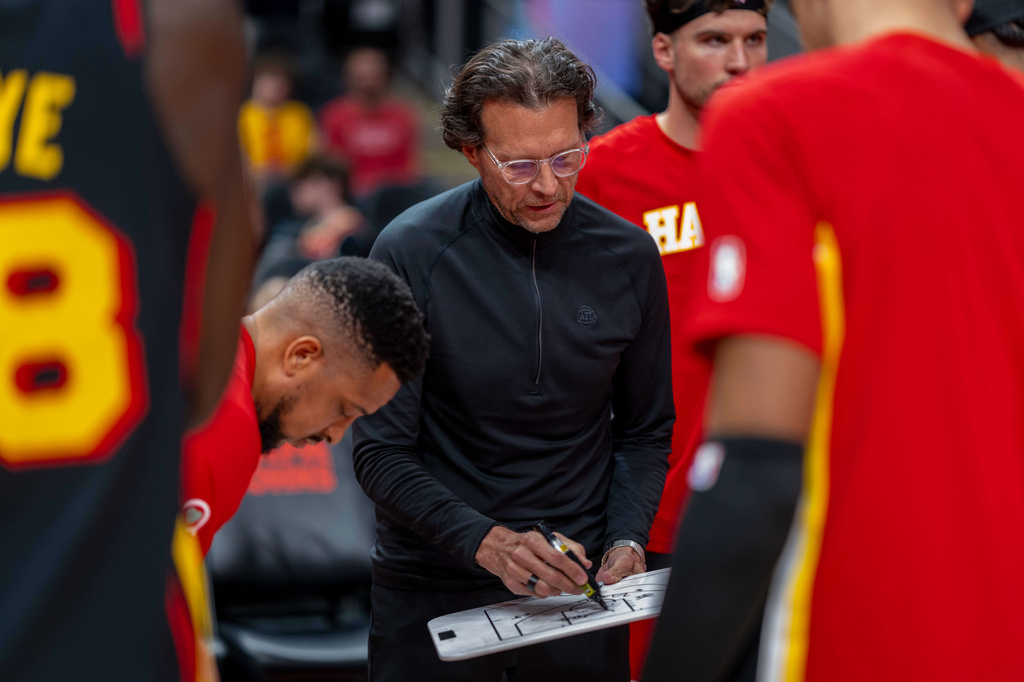 Atlanta Hawks head coach Quin Snyder, center, calls a play during the first half of an NBA basketball game against the Sacramento Kings, Saturday, March 28, 2026, in Atlanta. (AP Photo/Erik Rank)