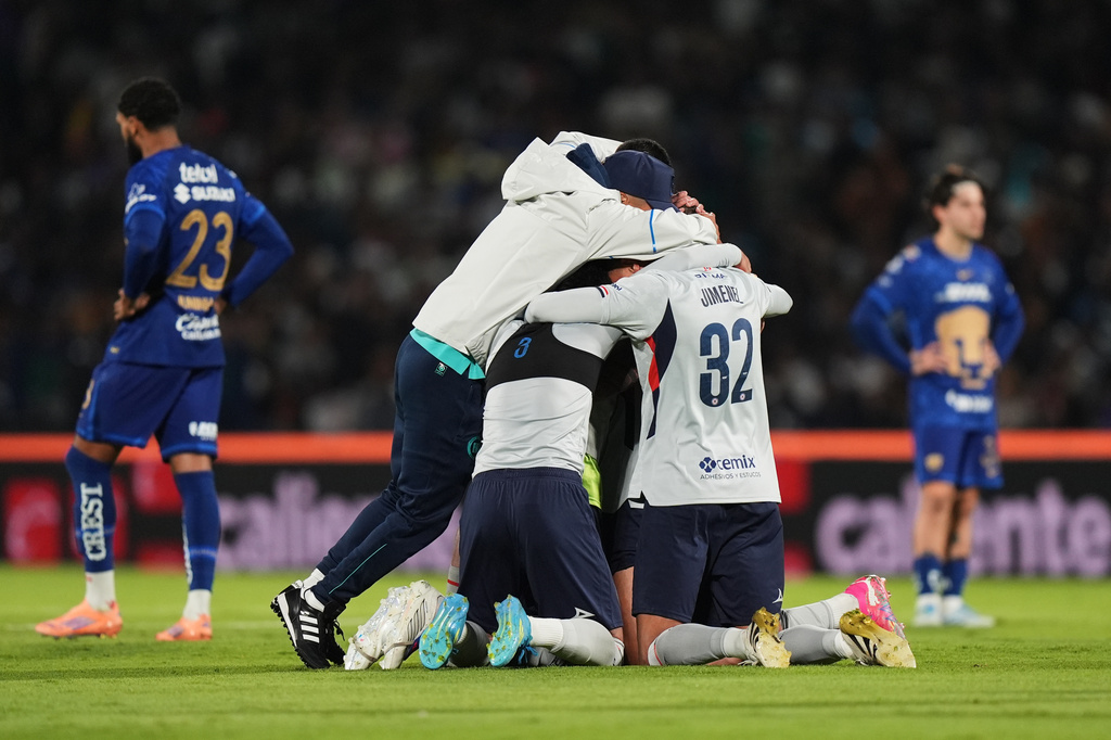 Cruz Azul players celebrate after beating Pumas during the Mexican soccer league second leg final match in Mexico City, Sunday, May 24, 2026. (AP Photo/Fernando Llano)
