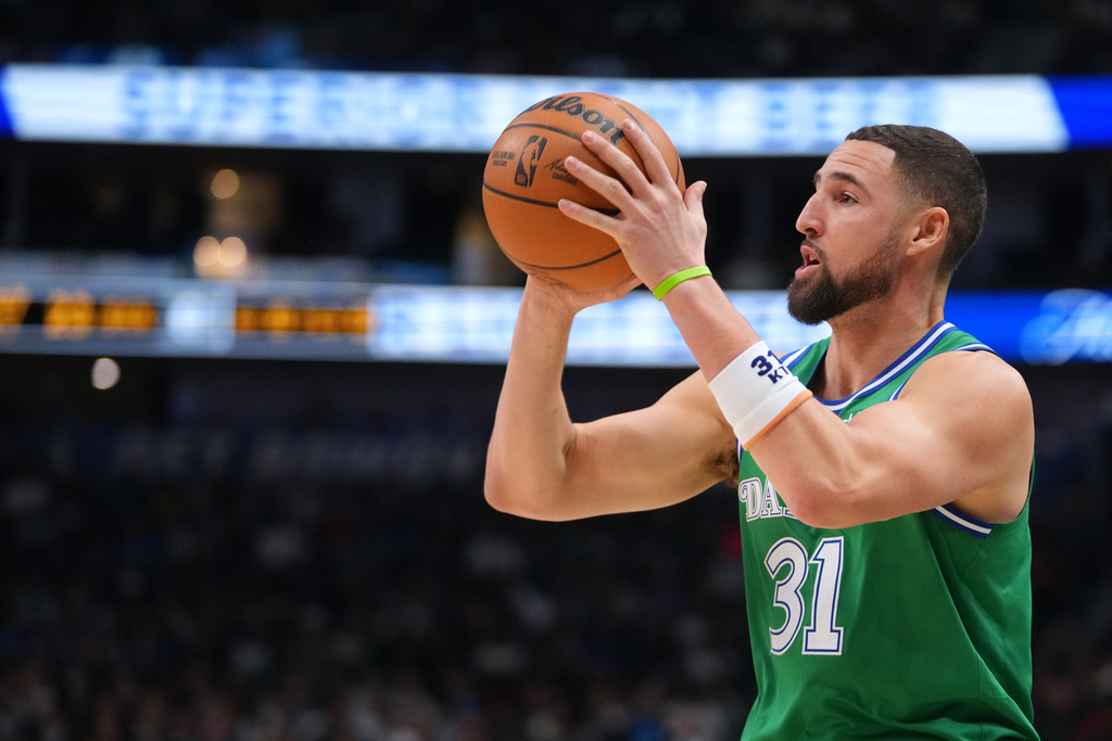 Dallas Mavericks guard Klay Thompson shoots a basket against the Brooklyn Nets during the first half of an NBA basketball game Monday, Jan. 12, 2026, in Dallas. (AP Photo/Julio Cortez)