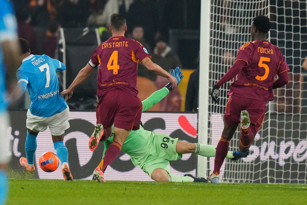 Napoli's David Neres scores is side's first goal during the Serie A soccer match between Roma and Napoli in Rome, Sunday, Nov. 30, 2025. (AP Photo/Gregorio Borgia)