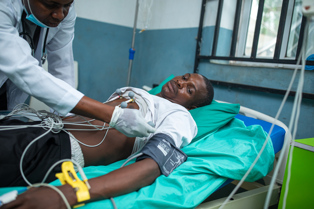 A doctor attends to a victim of a locally brewed alcoholic concoction commonly known as "Monkey Tail" at a hospital in Odigbo southern Nigeria, Thursday, Sept. 17, 2026. (AP Photo/Dapo Alley)