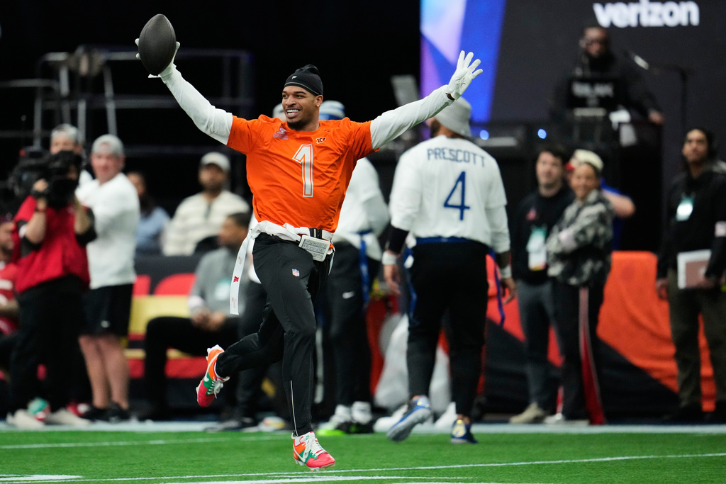 AFC wide receiver Ja'Marr Chase (1), of the Cincinnati Bengals, returns an interception for a touchdown against the NFC during the first half of the NFL Pro Bowl football game, Tuesday, Feb. 3, 2026, in San Francisco. (AP Photo/Godofredo A. Vásquez)