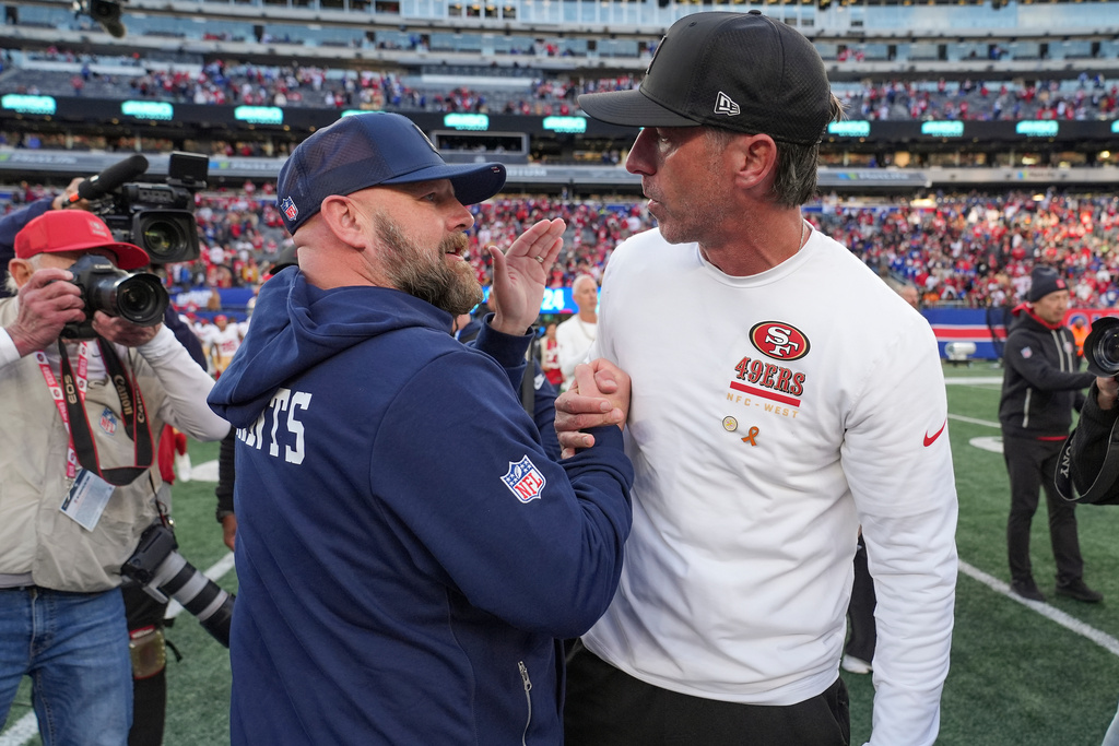 New York Giants head coach Brian Daboll, left, greets San Francisco 49ers head coach Kyle Shanahan after an NFL football game, Sunday, Nov. 2, 2025, in East Rutherford, N.J. (AP Photo/Frank Franklin II)