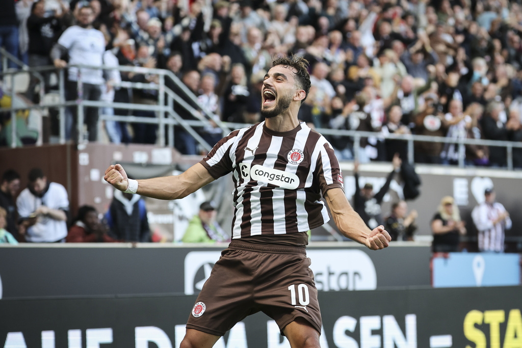 St. Pauli's Danel Sinani celebrates after scoring his side's second goal during the German Bundesliga soccer match between 1. FC St. Pauli and FC Augsburg in Hamburg, Germany, Sunday, Sept. 14, 2025. (Christian Charisius/dpa via AP)
