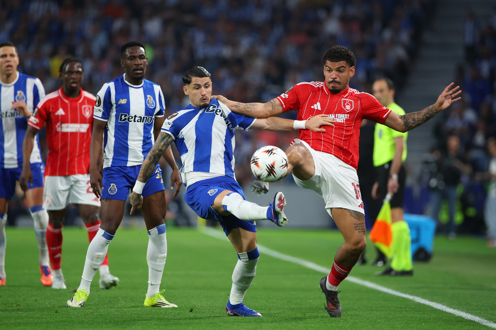 Nottingham Forest's Morgan Gibbs-White, right, fights for the ball with Porto's Borja Sainz during the Europa League quarterfinals, first leg, soccer match between FC Porto and Nottingham Forest in Porto, Portugal, Thursday, April 9, 2026. (AP Photo/Luis Vieira)