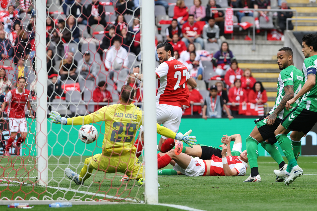 Braga's Florian Grillitsch, center, scores the opening goal with a heel kick past Betis goalkeeper Pau Lopez during the Europa League quarterfinals, first leg, soccer match between SC Braga and Real Betis in Braga, Portugal, Wednesday, April 8, 2026. (AP Photo/Luis Vieira)