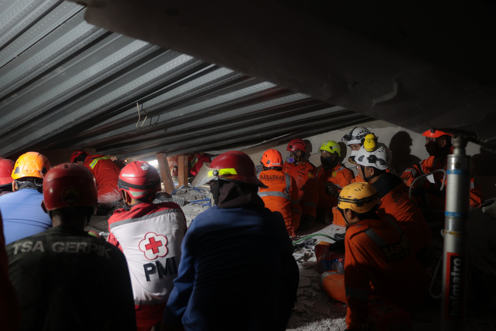 Rescuers search for victims after a building under construction collapsed, at an Islamic boarding school in Sidoarjo, East Java, Indonesia, Tuesday, Sept. 30, 2025. (AP Photo/Trisnadi)