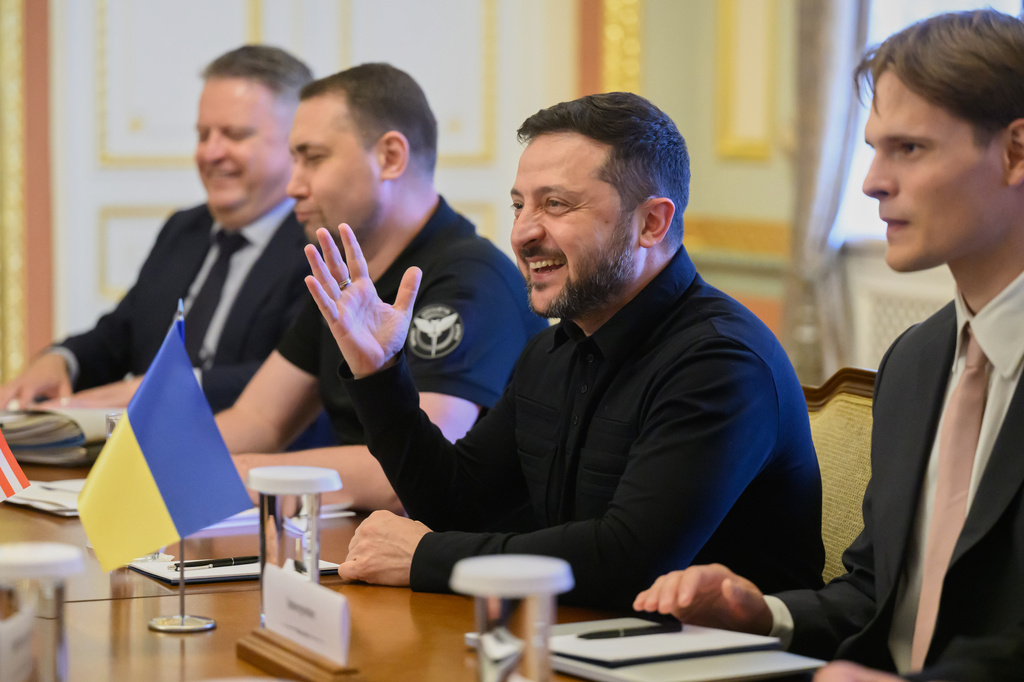 In this photo provided by the Ukrainian Presidential Press Office, Ukraine's President Volodymyr Zelenskyy talks with U.S. President Donald Trump's envoys Jared Kushner and Steve Witkoff at Mariinsky palace in Kyiv, Ukraine, Sunday, Sept. 6, 2026. (Ukrainian Presidential Press Office via AP)