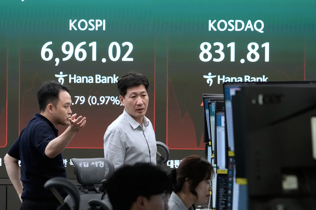 Currency traders work near a screen showing the Korea Composite Stock Price Index (KOSPI) in the foreign exchange dealing room at the Hana Bank headquarters in Seoul, South Korea, Monday, Sept. 21, 2026. (AP Photo/Ahn Young-joon)