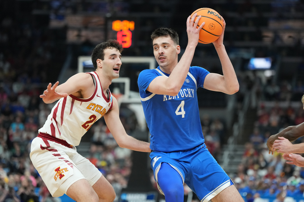 Kentucky's Andrija Jelavic (4) looks to pass as Iowa State's Milan Momcilovic defends during the first half in the second round of the NCAA college basketball tournament, Sunday, March 22, 2026, in St. Louis. (AP Photo/Jeff Roberson)