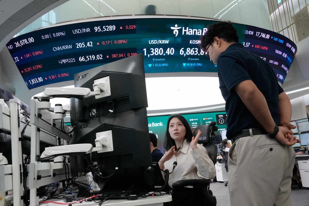 Currency traders work at the foreign exchange dealing room of the Hana Bank headquarters in Seoul, South Korea, Friday, Aug. 28, 2026. (AP Photo/Ahn Young-joon)