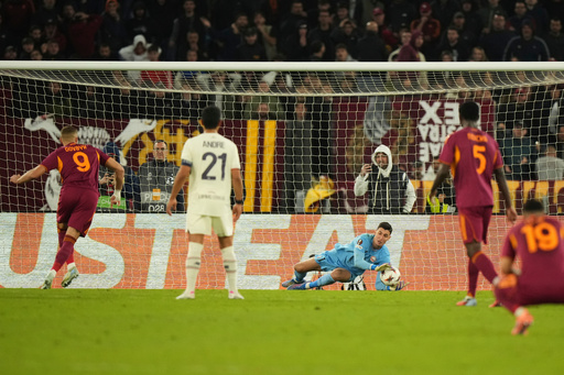 CORRECTS ID TO BERKE ÖZER, NOT MILE SVILAR - Lille goalkeeper Berke Özer saves a penalty kicked by Roma's Artem Dovbyk during the Europa League Europa League soccer match between AS Roma and Lille at the Olympic stadium in Rome, Thursday, Oct. 2, 2025. (AP Photo/Andrew Medichini) CORRECTS ID TO BERKE ÖZER, NOT MILE SVILAR - Lille goalkeeper Berke Özer saves a penalty kicked by Roma's Artem Dovbyk during the Europa League Europa League soccer match between AS Roma and Lille at the Olympic stadium in Rome, Thursday, Oct. 2, 2025. (AP Photo/Andrew Medichini)