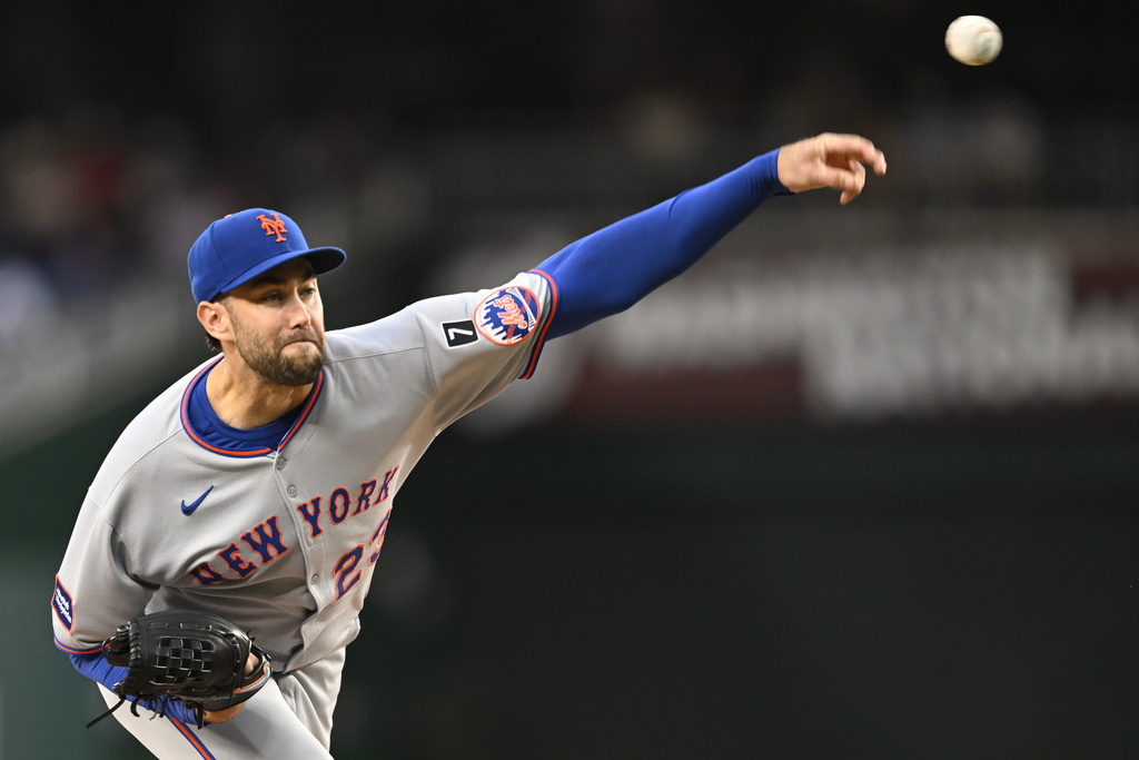 New York Mets starting pitcher David Peterson throws during the second inning of a baseball game against the Washington Nationals Tuesday, Aug. 19, 2025, in Washington. (AP Photo/John McDonnell)